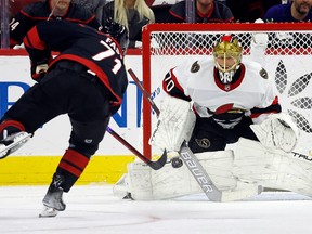 Le gardien de but des Sénateurs d'Ottawa, Joonas Korpisalo, bloque la tentative de tir de pénalité de Jesper Fast des Hurricanes de la Caroline pendant la première période à Raleigh, en Caroline du Nord, le mercredi 11 octobre 2023.