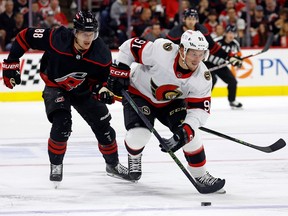 Vladimir Tarasenko des Sénateurs d'Ottawa contrôle la rondelle devant Martin Necas des Hurricanes de la Caroline pendant la première période à Raleigh, en Caroline du Nord, le mercredi 11 octobre 2023.