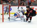 Le gardien de but des Oilers d'Edmonton, Jack Campbell (36 ans), arrête le centre des Sénateurs d'Ottawa Shane Pinto lors d'un match la saison dernière.