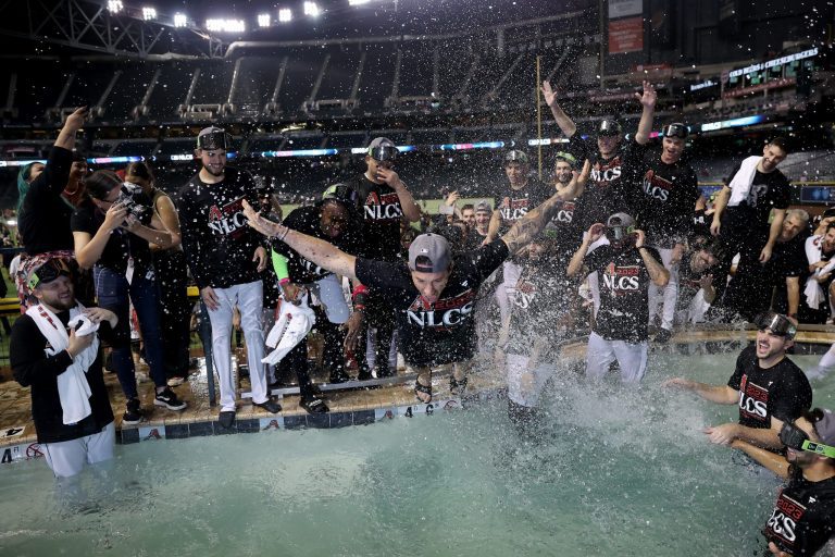 Les Diamondbacks frappent 4 circuits dans un barrage record et balayent les Dodgers en NLDS