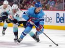 Juraj Slafkovsky des Canadiens s'éloigne de Ryan Donato du Kraken lors d'un match au Centre Bell en janvier.