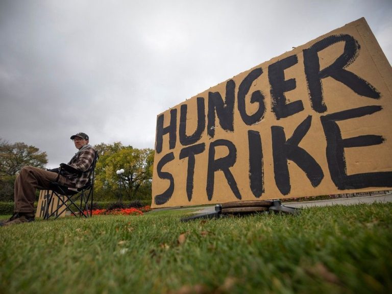 « Ça a ruiné ma vie » : un homme fait une grève de la faim en Saskatchewan.  la législature proteste contre les soins de santé