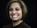 Mary Lou Retton, ancienne médaillée d'or olympique en gymnastique féminine, regarde la Coupe américaine Tyson 2009 au Sears Center le 21 février 2009 à Hoffman Estates, Illinois.   