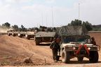 Un convoi de véhicules de l’armée israélienne est photographié le long de la frontière avec la bande de Gaza, dans le sud d’Israël, le 13 octobre 2023. (Photo de MENAHEM KAHANA/AFP via Getty Images)