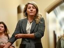 DOSSIER : La ministre des Affaires étrangères Mélanie Joly arrive à une réunion du cabinet fédéral sur la Colline du Parlement à Ottawa, le mardi 3 octobre 2023.