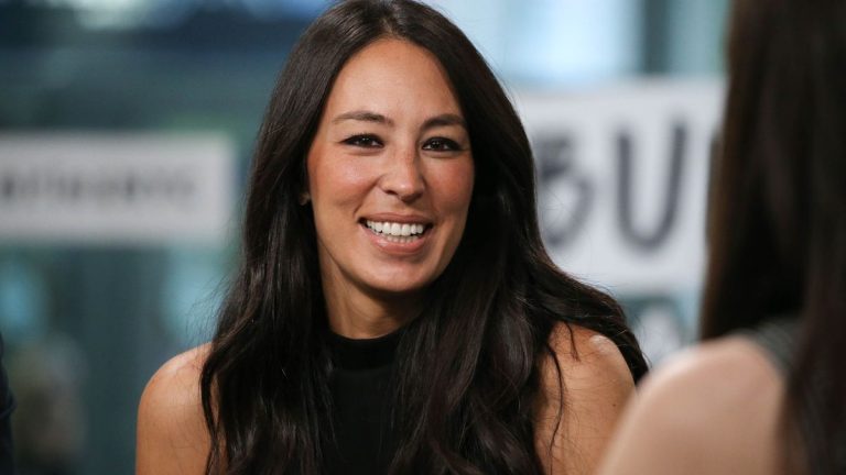 La décoration du porche de Joanna Gaines est une « version minimaliste et moderne de la décoration d’Halloween » – selon les experts