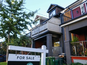 Un panneau « À vendre » est affiché devant une maison dans le quartier de Riverdale à Toronto.