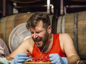 Mike Jack a établi un record du monde Guinness en mangeant 50 piments California Reaper en six minutes et 49 secondes.  Les piments sont connus comme les plus piquants du monde.