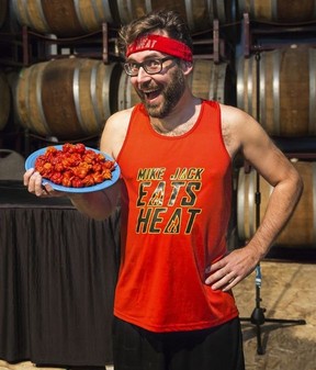 Mike Jack avec une assiette de Carolina Reapers.