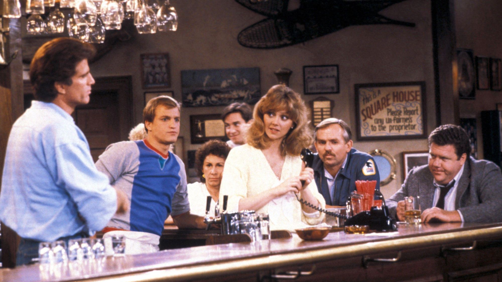 TED DANSON, WOODY HARRELSON, SHELLEY LONG, JOHN RATZENBERGER, GEORGE WENDT, à votre santé, 1982