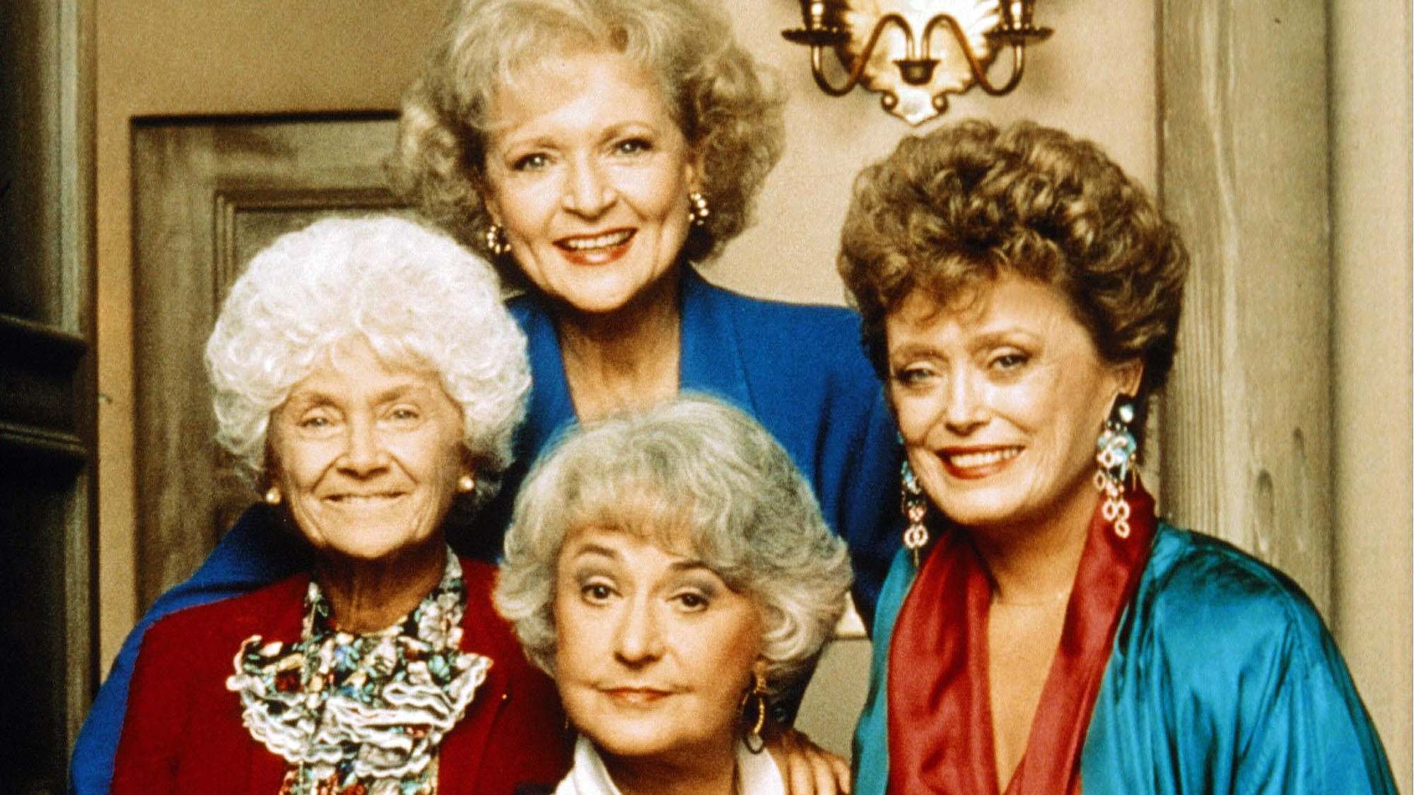 (De gauche à droite dans le sens des aiguilles d'une montre) Estelle Getty, Betty White, Rue McClanahan et Bea Arthur dans Golden Girls