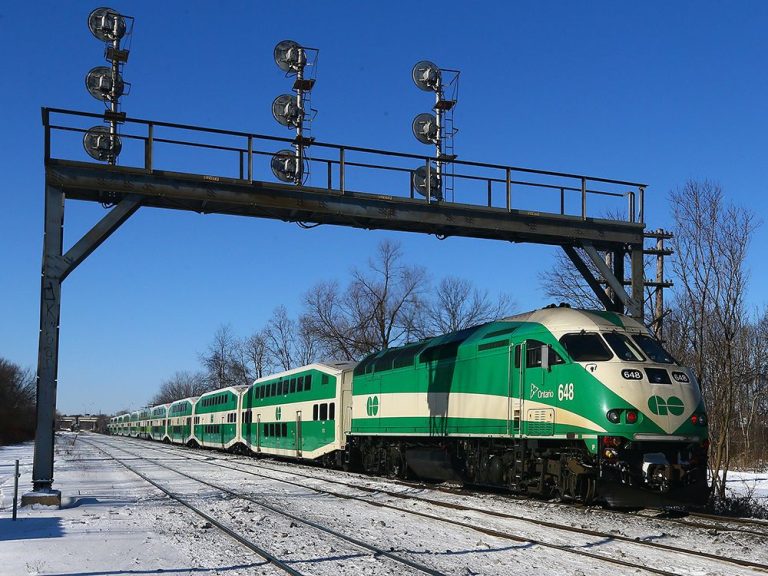 La raison de la panne ferroviaire fait toujours l’objet d’une enquête après que des milliers de personnes se sont retrouvées bloquées dans la région de Toronto