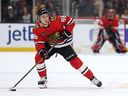 Le jeune phénomène des Blackhawks, Connor Bedard, compte déjà un but et une passe décisive au cours de sa toute jeune carrière dans la LNH.