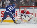 Mitchell Marner des Leafs tire le vainqueur des tirs de barrage devant le gardien des Canadiens Jake Allen mercredi soir à Toronto.  Les gardiens de but sont une préoccupation pour Montréal depuis que la carrière de Carey Price a été perdue à cause d'une blessure, écrit Pat Hickey.