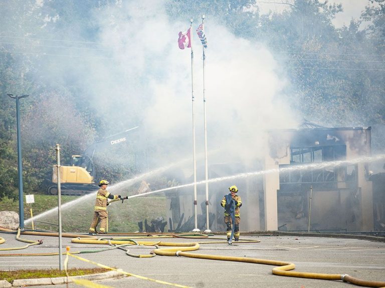 « Triste jour pour la communauté » : les pompiers combattent un incendie à l’école primaire de Port Coquitlam