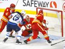 Le gardien de but des Flames de Calgary Jacob Markstrom affronte l'attaquant des Jets de Winnipeg Gabriel Vilardi au Scotiabank Saddledome de Calgary le mercredi 11 octobre 2023. 