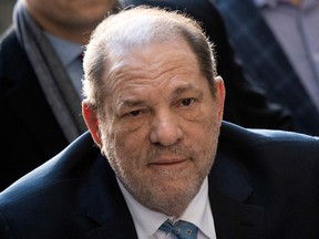 Sur cette photo d'archive, Harvey Weinstein arrive au tribunal pénal de Manhattan, le 24 février 2020 à New York.