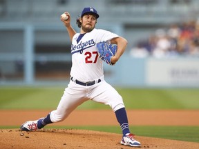 FAIT COMME UN DÎNER : Trevor Bauer des Dodgers de Los Angeles lance le premier lancer lors de la première manche contre les Giants de San Francisco au Dodger Stadium le 28 juin 2021 à Los Angeles, en Californie.