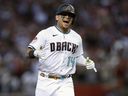 Gabriel Moreno, des Diamondbacks de l'Arizona, contourne les buts après avoir frappé un circuit en troisième manche contre les Dodgers de Los Angeles.