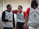 Scottie Barnes (4) des Raptors de Toronto plaisante avec OG Anunoby au camp. 