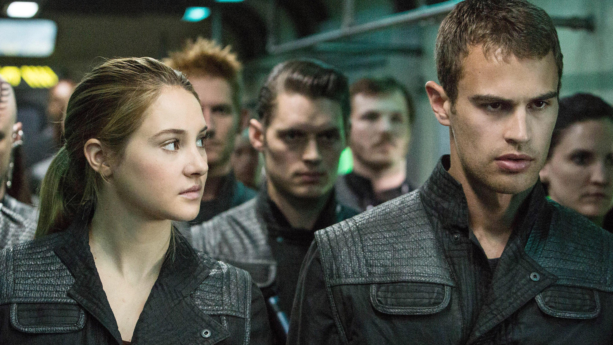 Shailene Woodley et Theo James dans Divergente