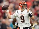 Joe Burrow des Bengals de Cincinnati lance une passe contre les Cardinals de l'Arizona au cours du deuxième quart-temps au State Farm Stadium le 8 octobre 2023 à Glendale, en Arizona. 