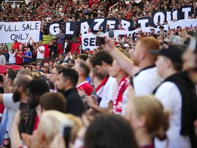 Les supporters de Manchester attendent le début du match de football de Premier League anglaise entre Manchester United et Brentford au stade Old Trafford de Manchester, en Angleterre, le samedi 7 octobre 2023.