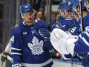 L'attaquant des Maple Leafs Auston Matthews célèbre un but contre le Wild en première période au Scotiabank Arena de Toronto, le samedi 14 octobre 2023.