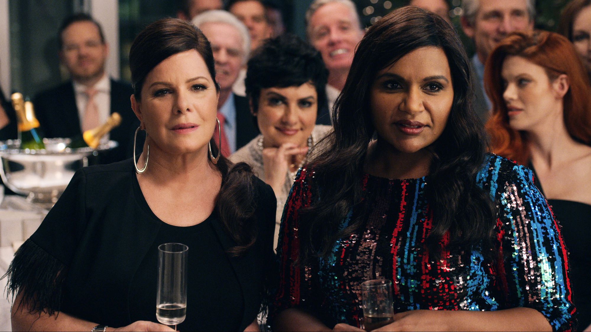 Marcia Gay Harden et Mindy Kaling dans The Morning Show