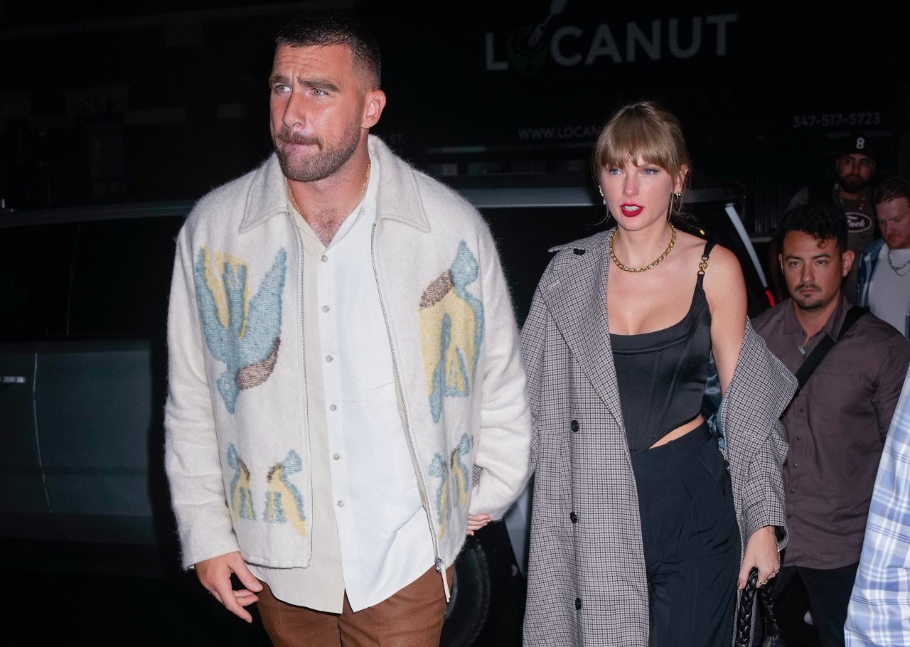 Travis Kelce et Taylor Swift entrent dans l'afterparty de SNL le 14 octobre.