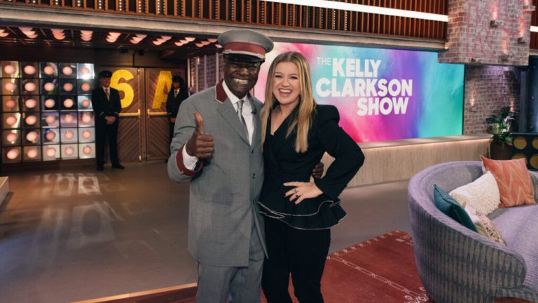 "The Kelly Clarkson Show" donne le coup d'envoi de la course à New York en rendant hommage aux portiers et aux femmes
