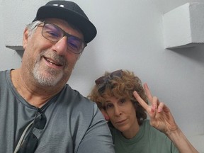 David Wallach prend un selfie dans un abri anti-bombes avec sa femme Zohar.