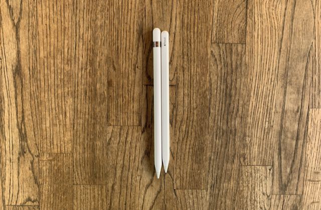 Les Apple Pencils de première génération (à gauche) et de deuxième génération (à droite).