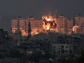 Une boule de feu éclate lors d'un bombardement israélien dans le nord de la bande de Gaza, le samedi 14 octobre 2023.