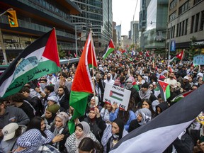 Une marche pro-palestinienne se dirige vers le nord le long de la rue Bay, au centre-ville de Toronto, le lundi 9 octobre 2023.