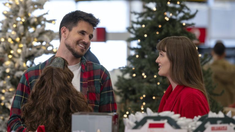 "EXmas" : Leighton Meester et Robbie Amell joueront dans le film Freevee Holiday (VIDEO)
