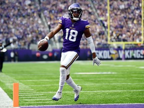 Justin Jefferson des Vikings du Minnesota marque un touché contre les Packers de Green Bay.