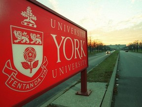 Panneau de l'Université York sur la rue Keele, au sud de l'avenue Steeles.