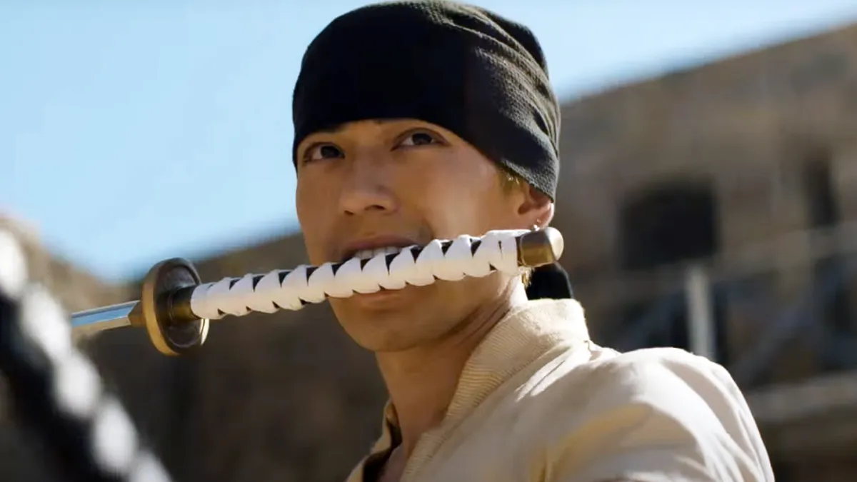 Mackenyu dans One Piece dans le cadre d'un article expliquant pourquoi des adaptations comme celle-là fonctionnent ou échouent.