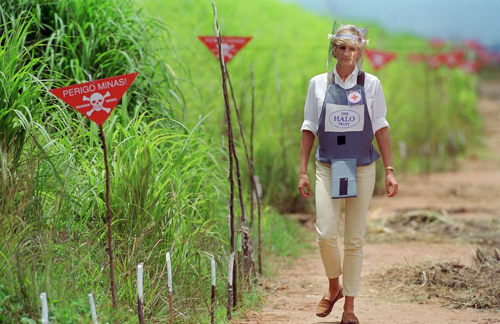 Diana, princesse de Galles, porte un gilet pare-balles protecteur alors qu'elle traverse un champ de mines