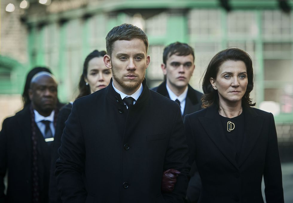 Joe Cole, Michelle Fairley dans Gangs of London saison 1