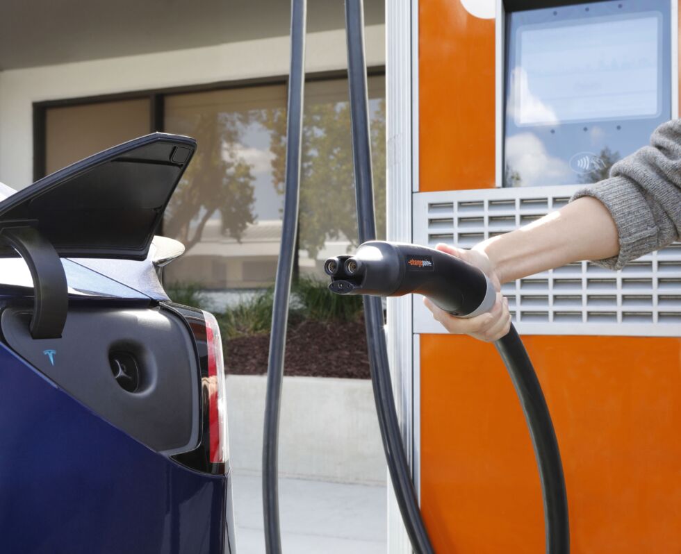 ChargePoint utilise des câbles refroidis par liquide pour ses chargeurs rapides CC.