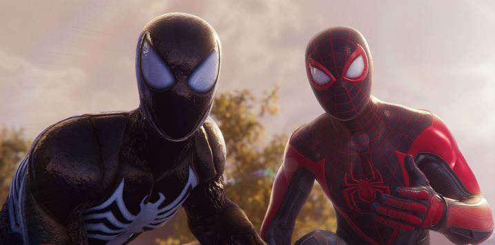 Peter et Miles étaient perchés l'un à côté de l'autre dans Marvel's Spider-Man 2.