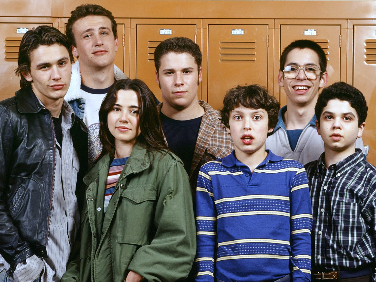 James Franco, Jason Segel, Linda Cardellini, Seth Rogen, John Francis Daley, Martin Starr et Samm Levine dans des illustrations pour Freaks and Geeks