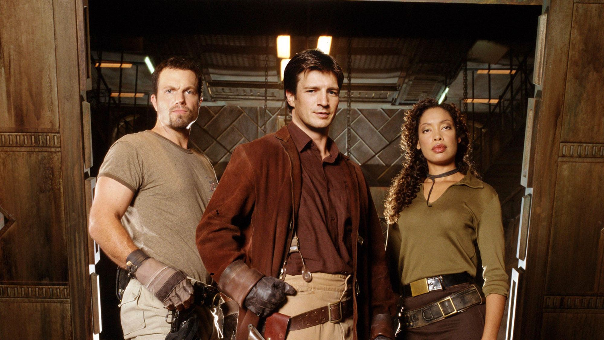 (De gauche à droite) Adam Baldwin, Nathan Fillion, Gina Torres dans Firefly