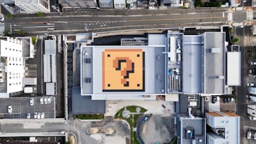 Musée Nintendo vu du dessus avec une boîte à questions sur son toit.