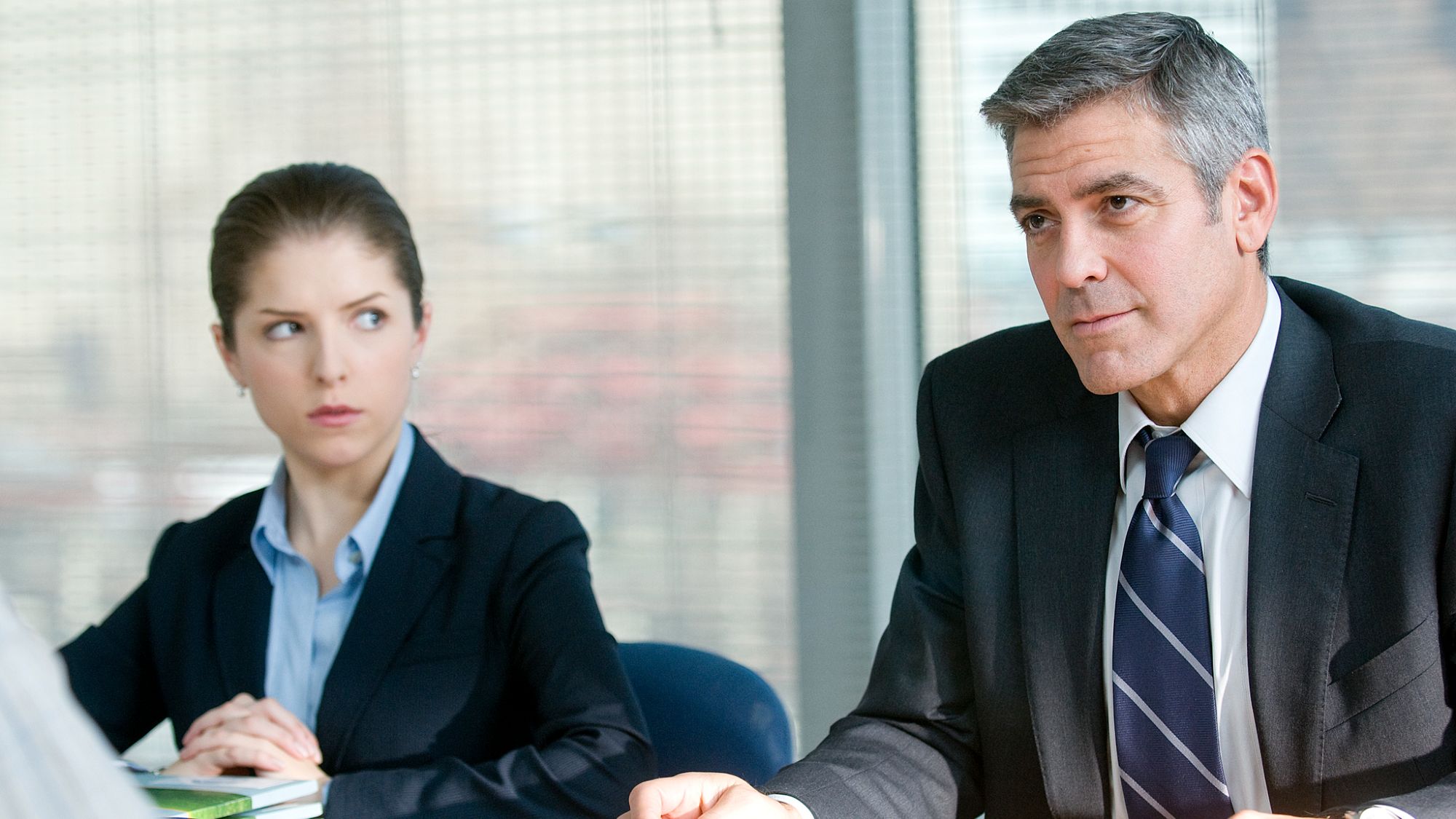 Anna Kendrick et George Clooney dans Dans les airs