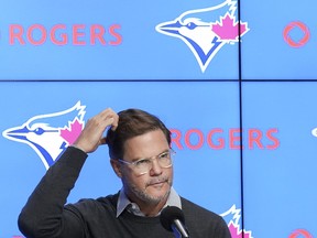 Ross Atkins, directeur général des Blue Jays de Toronto, s'adresse aux médias lors de la conférence de presse de fin d'année 2022.