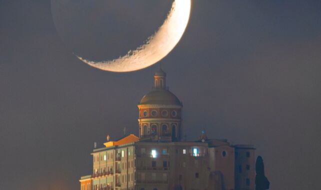 The Daily Telescope : Un quart de Lune au-dessus de la Sicile reflète la lumière de la Terre