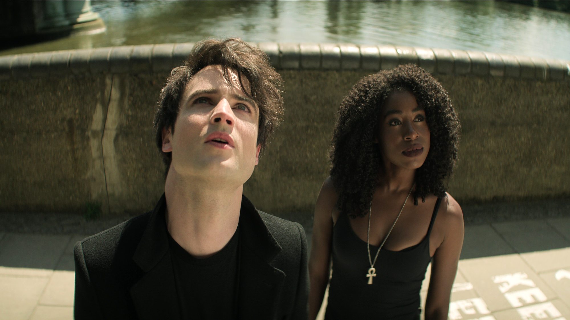 om Sturridge comme Dream, Kirby Howell-Baptiste comme Death in The Sandman